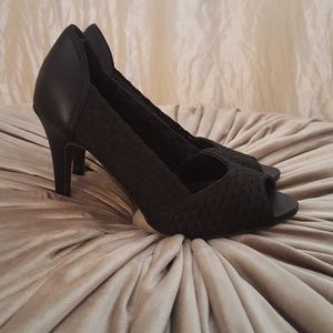 Cute and comfy!! Black peep toe heels!